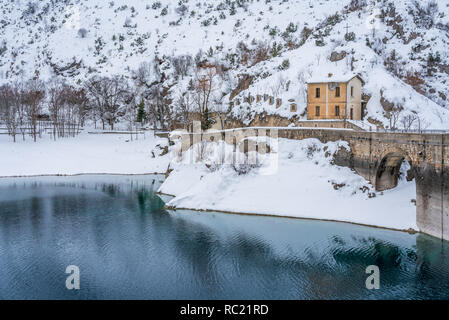 San Domenico See in der Nähe von Villalago und Scanno während der Wintersaison. Abruzzen, Italien. Stockfoto