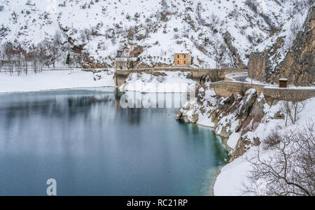 San Domenico See in der Nähe von Villalago und Scanno während der Wintersaison. Abruzzen, Italien. Stockfoto