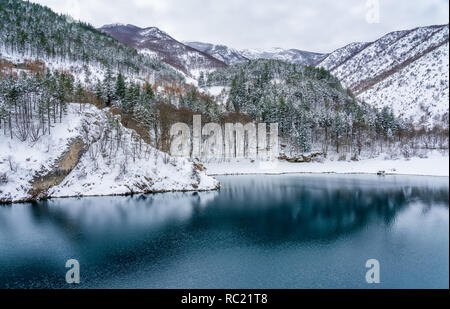 San Domenico See in der Nähe von Villalago und Scanno während der Wintersaison. Abruzzen, Italien. Stockfoto