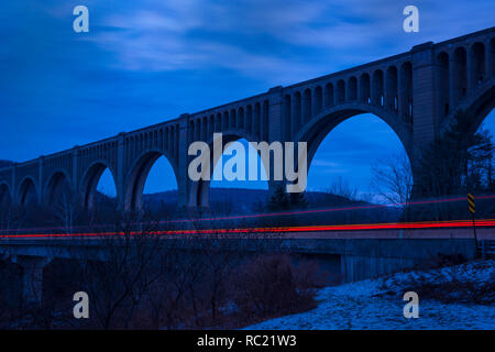 Tunkhannock Creek Viadukt, ist ein konkretes Deck Bogenbrücke über die Norfolk Southern Railroad, Nicholson, Pennsylvania. Stockfoto