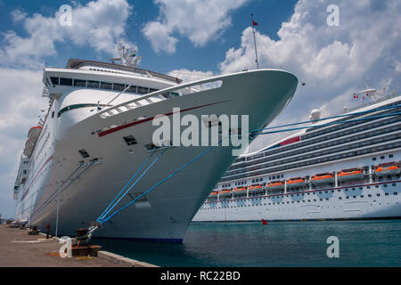 Blick auf die massiven Kreuzfahrtschiff von der Pier angedockt. Stockfoto