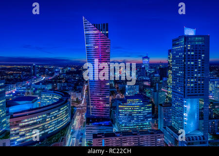 Warschau Stadtbild. Panoramablick über die beleuchtete Stadt Gebäude in der Nacht in der Hauptstadt Polens. Urban Landschaftsfotos. Stockfoto