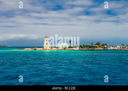 Blick auf der exotischen Insel mit dem Leuchtturm. Pearl Island in Nassau, Bahamas. Stockfoto