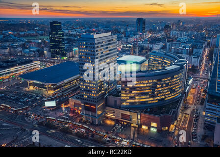 Warschau Stadtbild. Panoramablick über die beleuchtete Stadt Gebäude in der Nacht in der Hauptstadt Polens. Urban Landschaftsfotos. Stockfoto