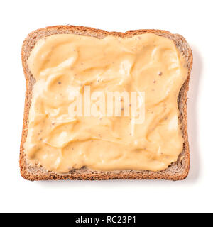 Brot Scheibe mit Senfsauce auf weissem, Beschneidungspfade isoliert. Scheibe Mehrkornbrot quadratische Form Gips Senf sauce Toast. Bild von einer Scheibe Vollkornbrot, Ansicht von oben oder flach. Stockfoto