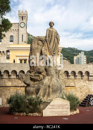 MONTE CARLO, MONACO: 27. MAI 2018: Statue zu Ehren von Prinz Albert vor dem Königspalast Stockfoto