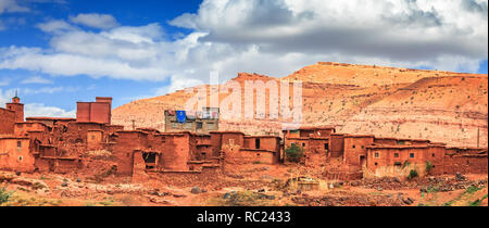 Alte Architektur der Berber im Hohen Atlas in Marokko. Häuser aus Lehm am Fuße der Berge. Stockfoto