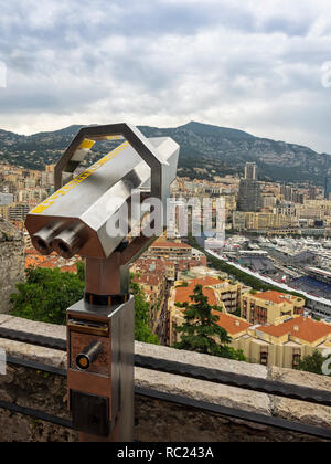 MONTE CARLO, MONACO: 27. MAI 2018: Blick auf öffentliche Ferngläser mit Blick auf die Skyline der Stadt Stockfoto