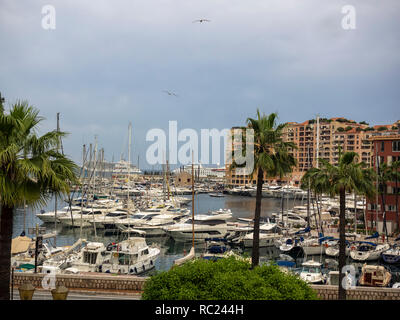 MONACO - 27. MAI 2018: Blick auf den Hafen von Fontvieille (Port de Fontvieille) Stockfoto