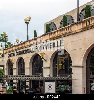 MONACO - 27. MAI 2018: Außenansicht des Einkaufszentrums Fontvieille (Centre Commercial Fontvieille) Stockfoto