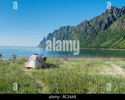 Strand Ersfjord Ersfjordstranden, Fjord, öffentlichen Erholungsgebiet, Zelt am Strand, genießen Sie die warmen Sommer nördlich des Polarkreises, Aussicht auf den Berg Stockfoto