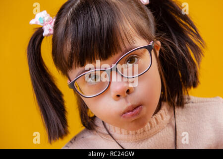 Ungewöhnliche hübsches Kind mit kurzen Haaren in schrägen Augen Stockfoto