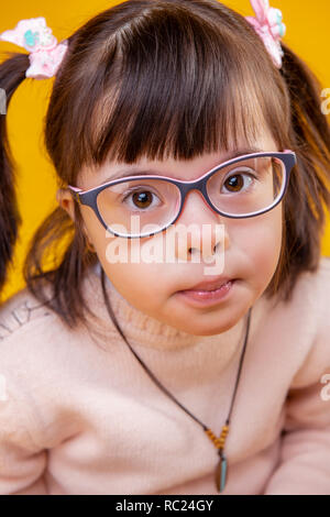 Hübsche kleine Dame mit großen braunen Augen für Kameramänner posing Stockfoto
