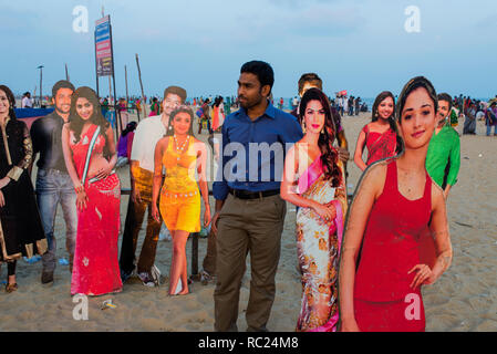 Ein Mann wirft mit Ausschnitt der Filmstar auf Marina Beach in Chennai. Stockfoto