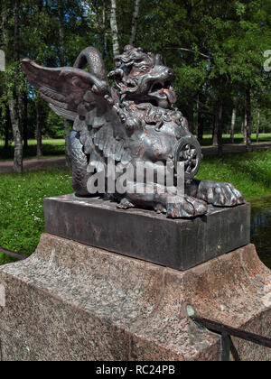 Skulptur eines Löwen mit Flügeln im chinesischen Stil auf einem Close-up Bridge im Alexander Park in Zarskoje Selo bei St. Petersburg Stockfoto