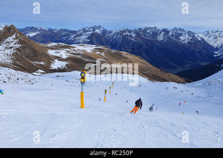 Schweizer Alpen: Skifahren auf künstlichem Schnee aufgrund des globalen Klimawandels auf Parsenn über Davos Stadt, wo das WEF statt Stockfoto