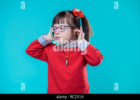 Besetzt hübsches Kind vorgibt, sprechen über Ihr Mobiltelefon Stockfoto