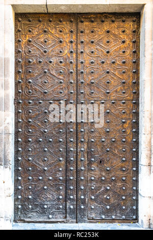 Mittelalterliche Türen. Spanische traditionelle Ornament auf hölzernen Tore. Alte hölzerne Tor Textur. Starke Festung, Spanien. Stockfoto