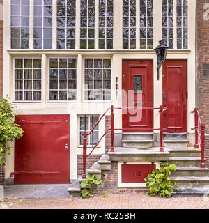 Historische Fassade von Amsterdam Canal House mit großen hölzernen Rahmen arbeiten Stockfoto