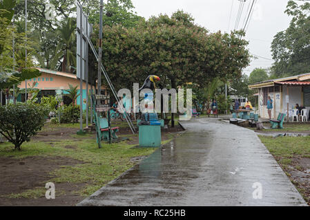 Straße in Tortuguero Dorf bei regnerischem Wetter, Costa Rica Stockfoto