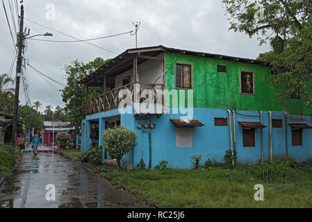 Straße in Tortuguero Dorf bei regnerischem Wetter, Costa Rica Stockfoto