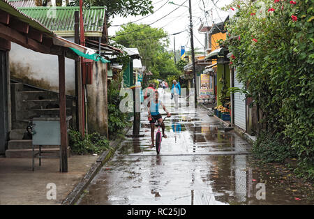 Straße in Tortuguero Dorf bei regnerischem Wetter, Costa Rica Stockfoto