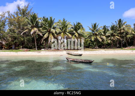 Pirogen, Strand und Palmen auf Nosy Nato-Insel, Ost Madagaskar Stockfoto