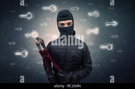 Einbrecher stehen Werkzeuge in seiner Hand. Stockfoto