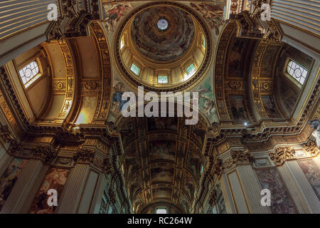 Decken der Basilika Sant'Andrea della Valle in Rom Stockfoto