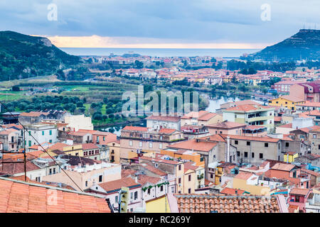 Luftaufnahme von der Burg von Bosa, einem colofrull kleines Dorf in Sardinien, Italien Stockfoto