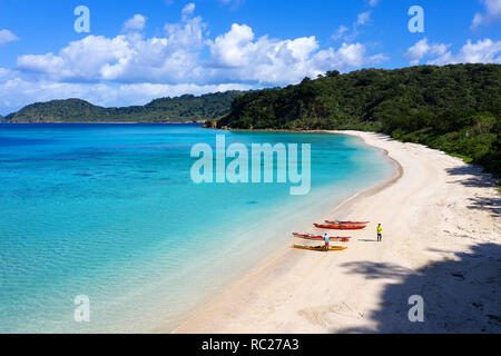 Sea Kayaks auf einem wunderschönen tropischen Strand mit türkisblauen Wasser im idyllischen Insel Flachkopfkatze, Japan. Stockfoto