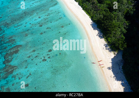 Sea Kayaks auf einem wunderschönen tropischen Strand mit türkisblauen Wasser im idyllischen Insel Flachkopfkatze, Japan. Stockfoto