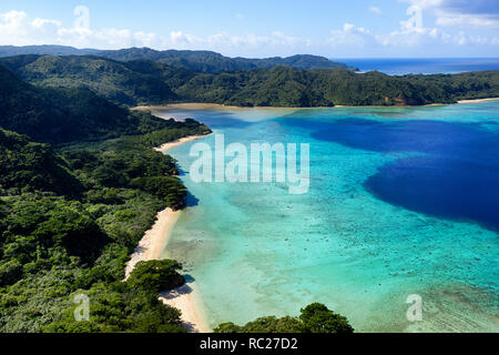 Luftaufnahme von Paradise Beach, Coral Reef und türkisfarbenem Wasser bei flachkopfkatze Jima, Japan, von drohne getroffen Stockfoto