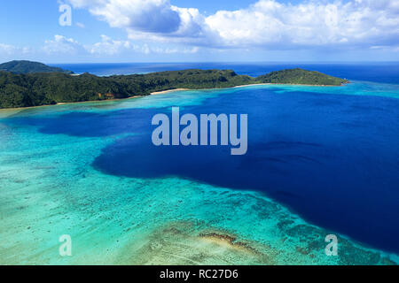 Luftaufnahme von Paradise Beach, Coral Reef und türkisfarbenem Wasser bei flachkopfkatze Jima, Japan, von drohne getroffen Stockfoto