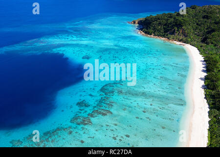 Luftaufnahme von Paradise Beach, Coral Reef und türkisfarbenem Wasser bei flachkopfkatze Jima, Japan, von drohne getroffen Stockfoto