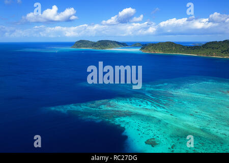 Luftaufnahme von Paradise Beach, Coral Reef und türkisfarbenem Wasser bei flachkopfkatze Jima, Japan, von drohne getroffen Stockfoto