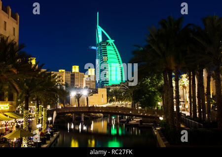 Dubai, Vereinigte Arabische Emirate - 20. April 2018: Burj Al Arab, Luxushotel in Wasser bei Nacht, Blick von der Madinat Jumeirah Luxus Resort in D Stockfoto