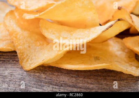 Nahaufnahme der Haufen Kartoffelchips auf hölzernen Hintergrund Stockfoto