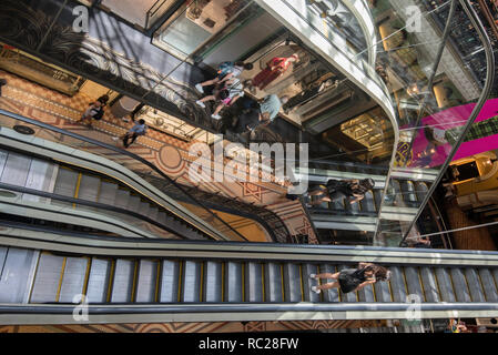 Auf der Suche nach unten aus der obersten Etage des Queen Victoria Gebäude im Zentrum von Sydney, New South Wales, Australien, auf einer komplexen Anordnung von Rolltreppen Stockfoto