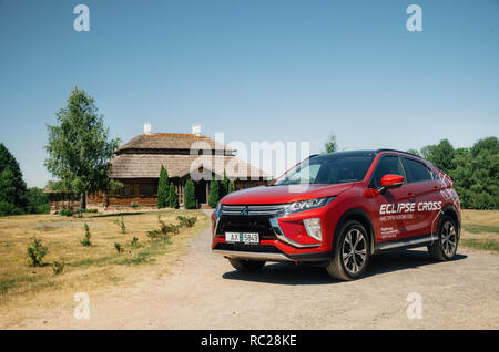 Kosava, Belarus - Juni 7, 2017: Neue 2018 Mitsubishi Eclipse Kreuz in Landschaft Stockfoto