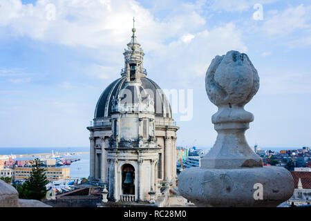 Kuppeln der Kathedrale die hl. Agatha gewidmet. Der Blick auf die Stadt Catania, Sizilien, Italien Stockfoto