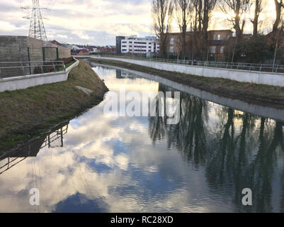 Hochwasserschutz neben dem Connswater River im Osten Belfast. Rund 45.000 Eigenschaften in Nordirland sind dem Risiko von Überschwemmungen ausgesetzt als das Land klammern für Stürmischeren und mehr extreme Wetter, einen Bericht gesagt. Stockfoto