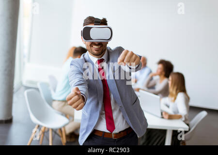 Geschäftsmann, Team Training übung während Team mit VR-Brille im Bürogebäude Seminar Stockfoto