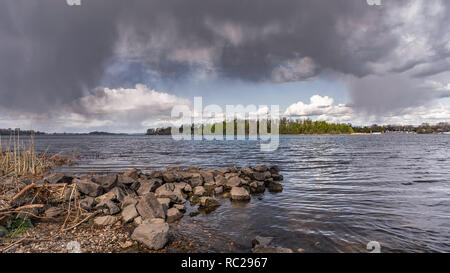 Schwere Wolken am Himmel über dem Fluss Dnepr verkünden die Incoming ein Frühling Sturm auf Kiew, Ukraine Stockfoto