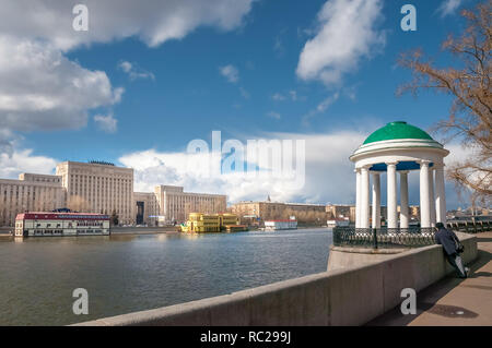 Gorky Park, Rotunde auf dem puschkinplatz Damm auf der Moskwa. Auf der gegenüberliegenden Bank das Ministerium für Verteidigung der Russischen Föderation Stockfoto