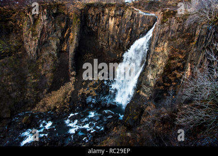 Svartifoss Wasserfall im Nationalpark Vatnajökull in Island Luftbild entfernt Stockfoto