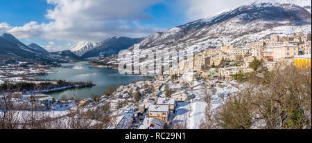 Panoramablick in Roccaraso während der Wintersaison. Provinz L'Aquila, Abruzzen, Italien. Stockfoto