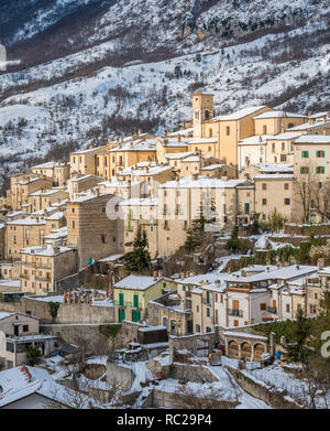 Panoramablick in Roccaraso während der Wintersaison. Provinz L'Aquila, Abruzzen, Italien. Stockfoto
