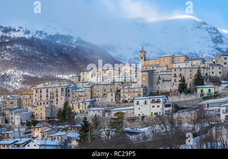 Panoramablick in Roccaraso während der Wintersaison. Provinz L'Aquila, Abruzzen, Italien. Stockfoto