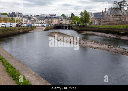 Lannion, Bretagne, Frankreich - 19. Mai 2016: Blick über die Le Leguer Fluss in Richtung Markt Stadt Lannion in Frankreich an einem bewölkten Frühling Stockfoto